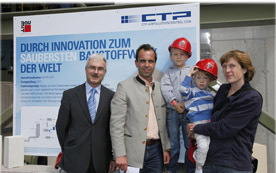 Manfred Tisch, Geschäftsführer der Wopfinger Baustoffindustrie und Robert Schmid, Geschäftsführer der Baumit Beteiligungen GmbH mit den interessierten Besuchern am Tag der offenen Tür.